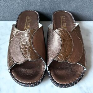 La Plume Wedge Slide Sandals Women's 6.5/37 Paola Copper Embossed Croc Leather
